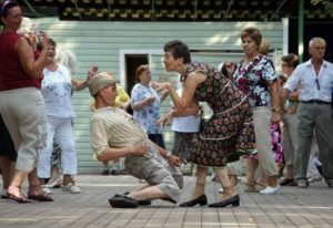 seniors-dancing